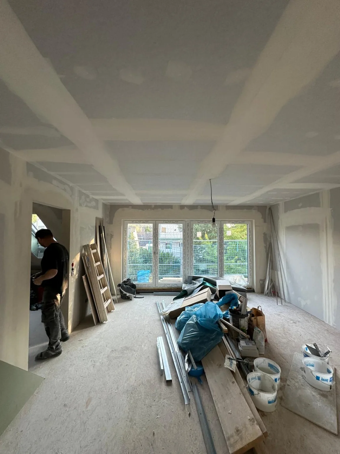 Großer Dachgeschossraum mit Gipskartonbekleidungen, Deckenfugen und Baumaterial