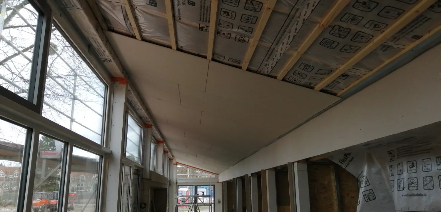 Innenausbau einer Dachschräge mit großer Fensterfront und Gipskartonverkleidungen