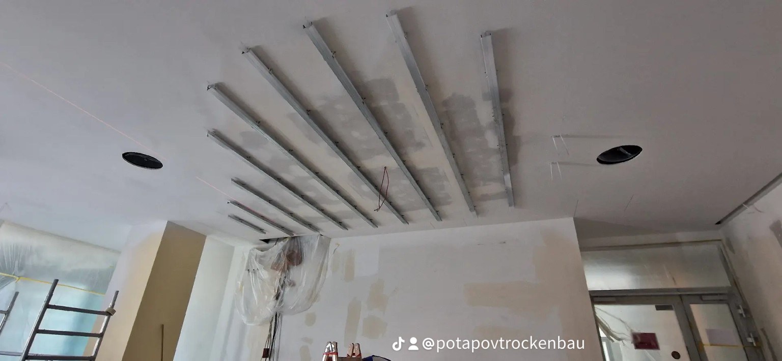 Deckenfläche im Innenausbau mit Unterkonstruktionsprofilen