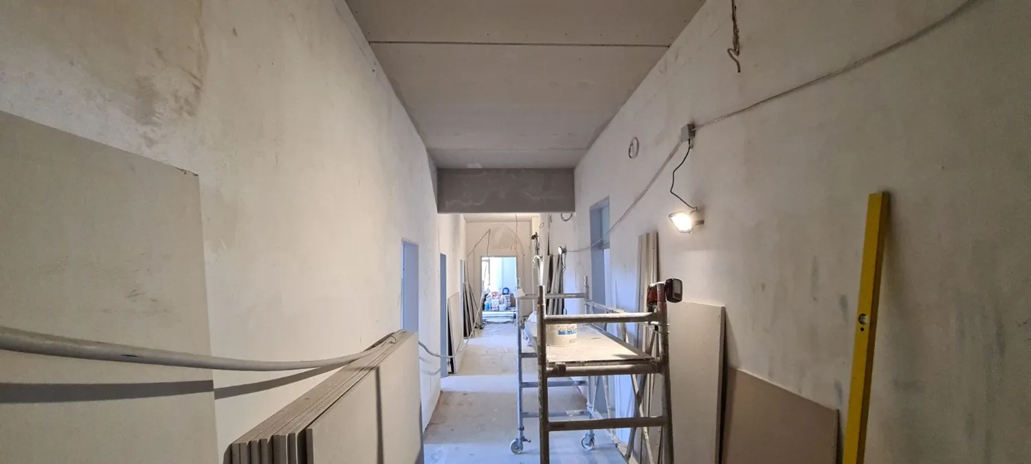 Flur mit abgehängter Decke und Wandflächen während der Arbeiten