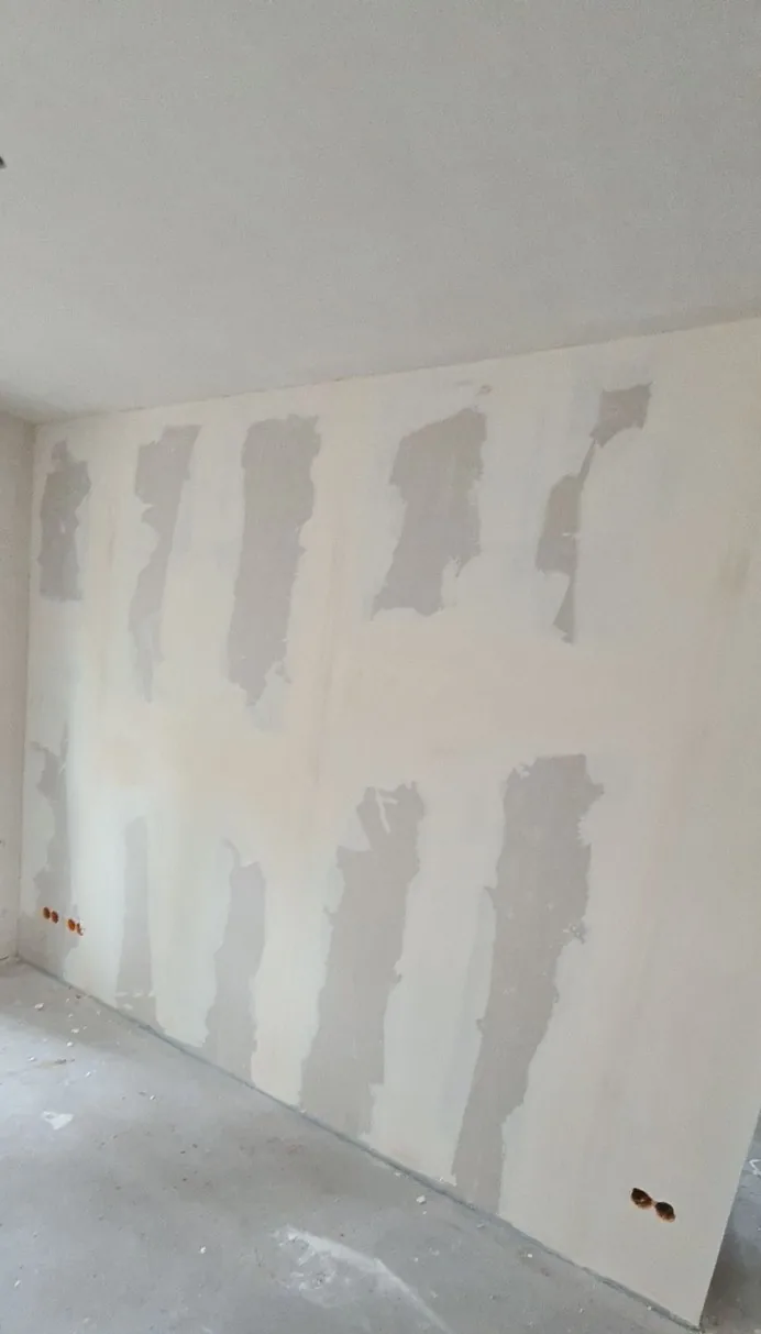 Trockenbauwand mit verspachtelten Plattenfugen